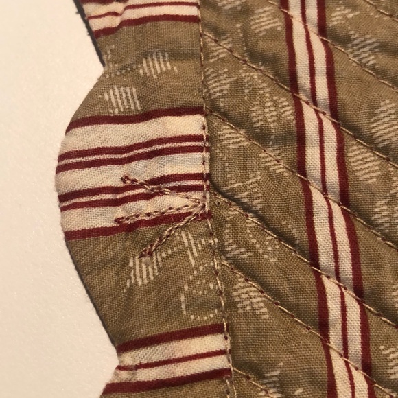 Beautiful Quilted Scalloped Placemats Set of 4 - Picture 6 of 7